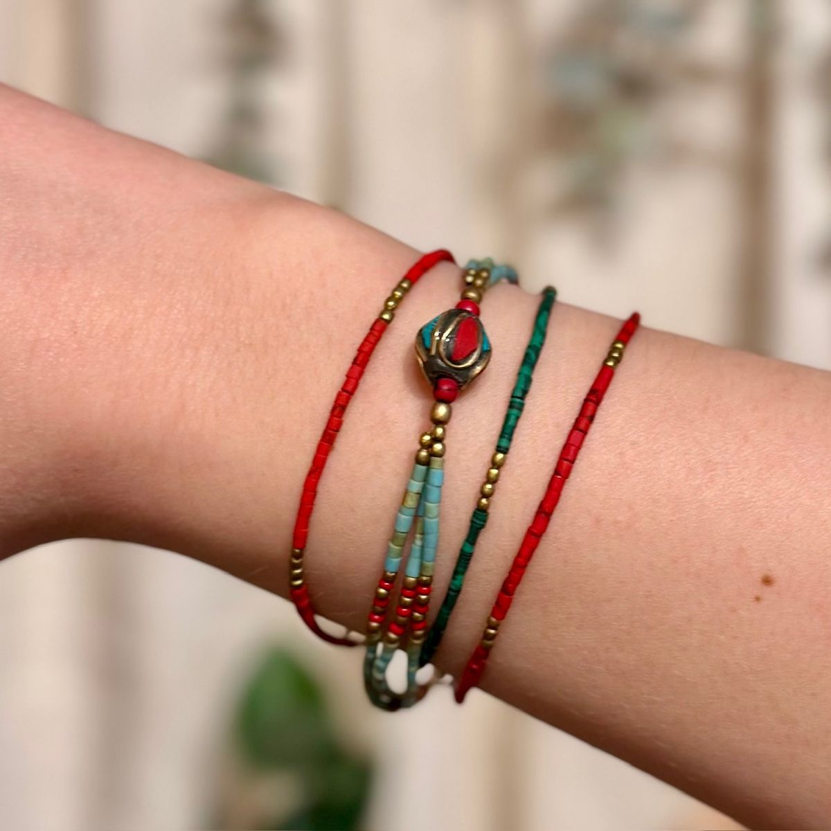 Armbånd av ekte steiner-enkel. ass.farger