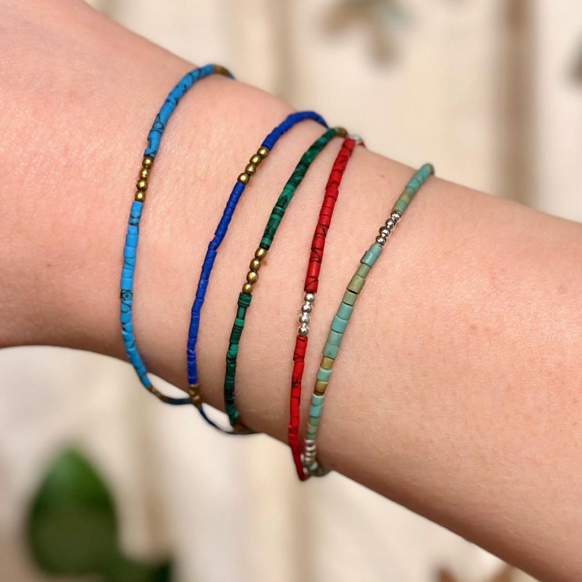 Armbånd av ekte steiner-enkel. ass.farger